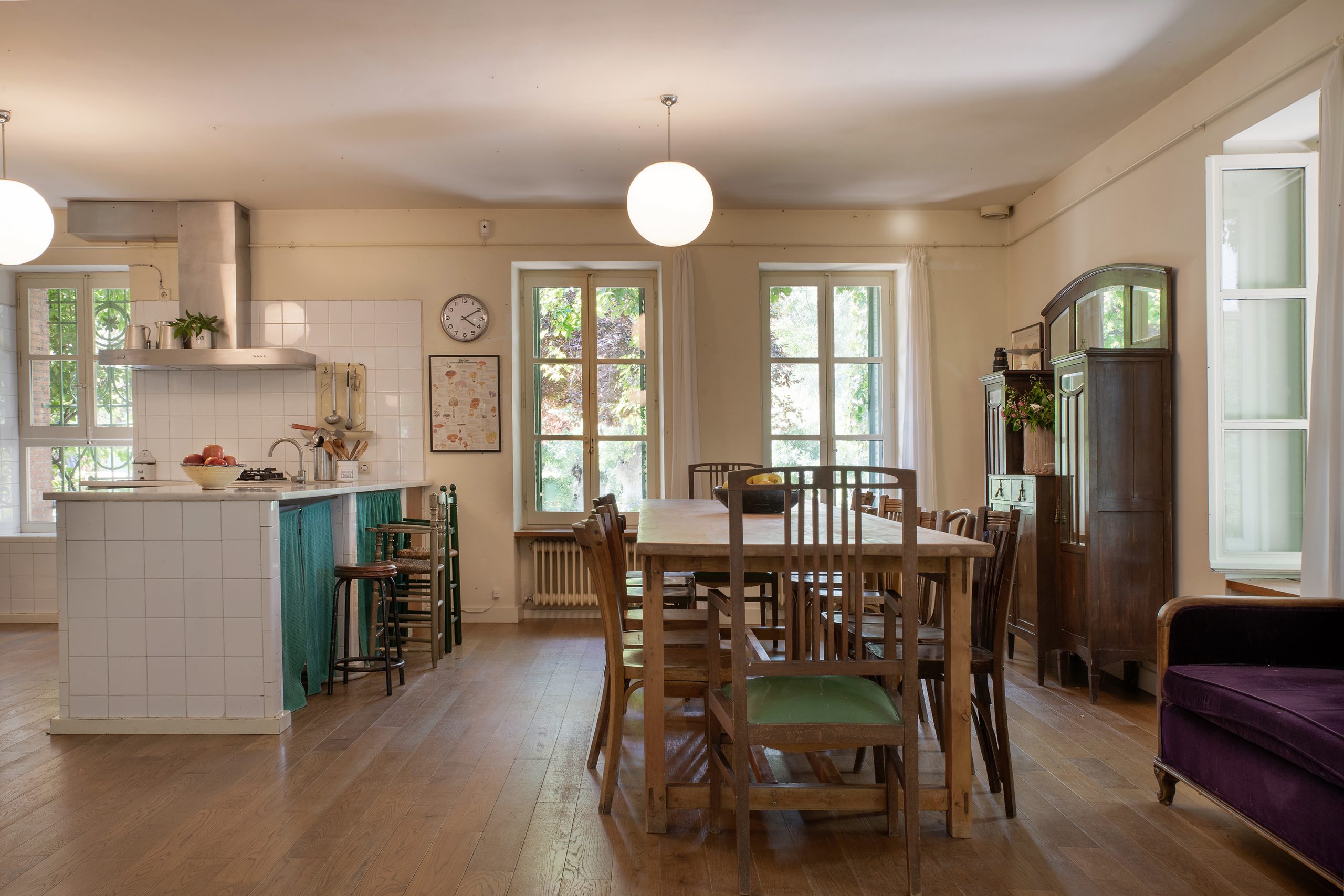 interior-mesa-comedor-y-cocina